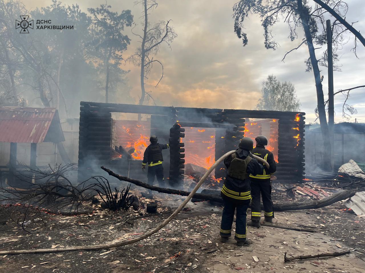 Рятувальники Харківщини ліквідували масштабну пожежу після обстрілу