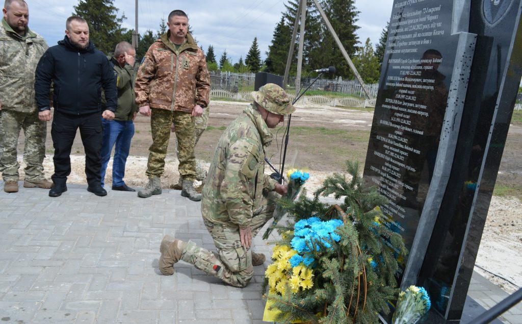 У Золочеві відкрили пам’ятник захисникам, які загинули під час контрнаступу на Харківщині