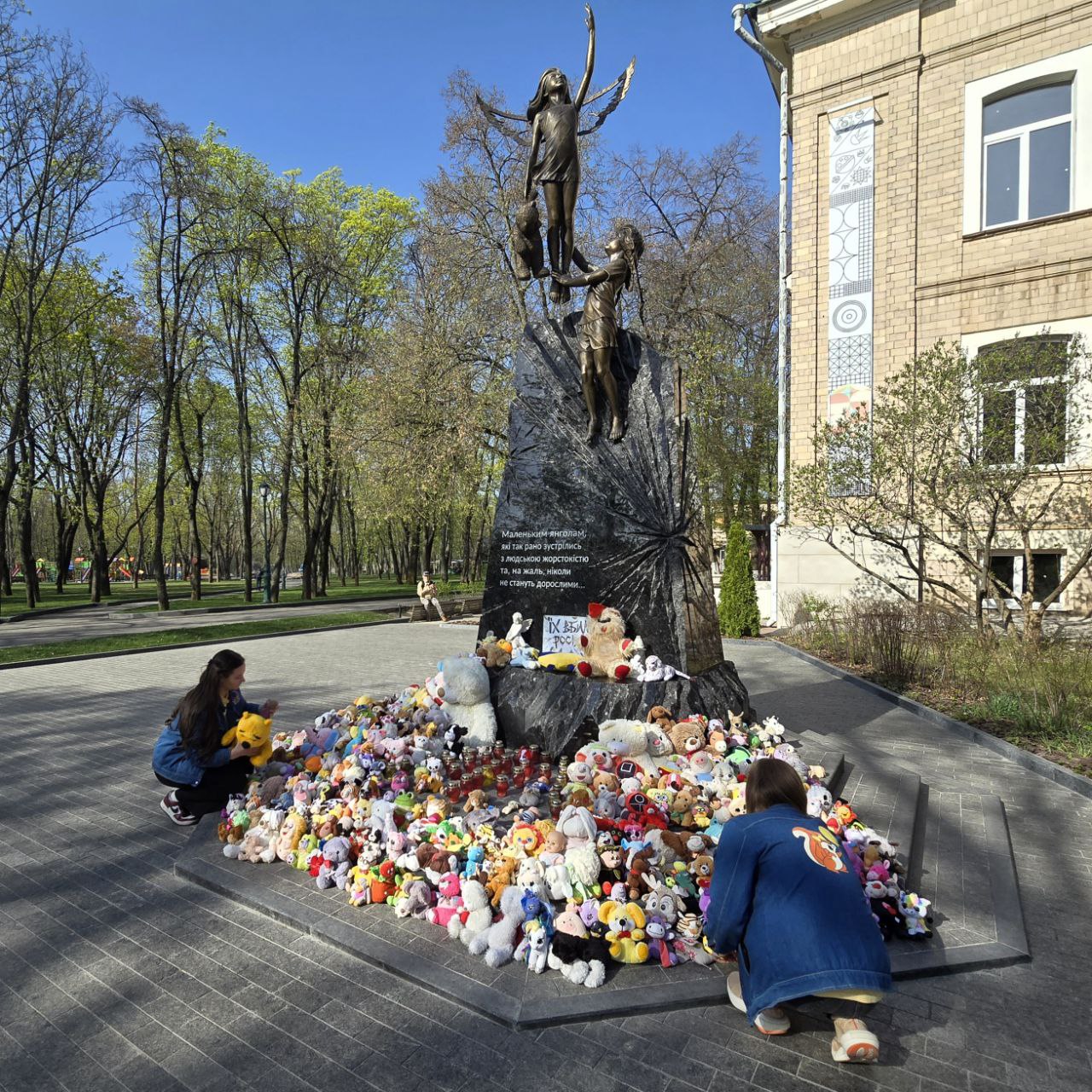 У Харкові повернули іграшки до пам’ятника загиблим від російської агресії дітям