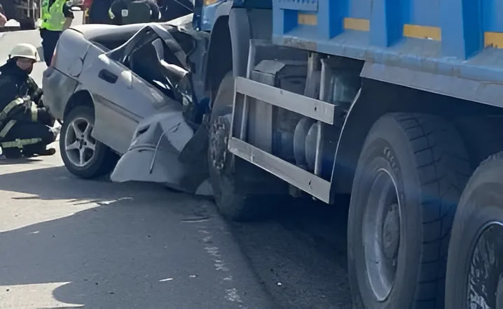 Двоє людей загинули в ДТП на Харківщині: вантажівка розчавила легковик
