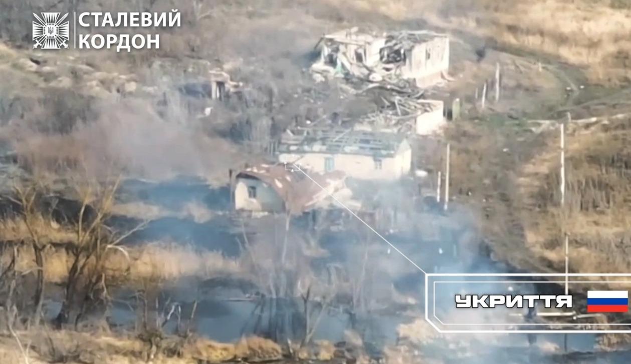 Прикордонники розносять укриття окупантів на Харківському напрямку (відео)
