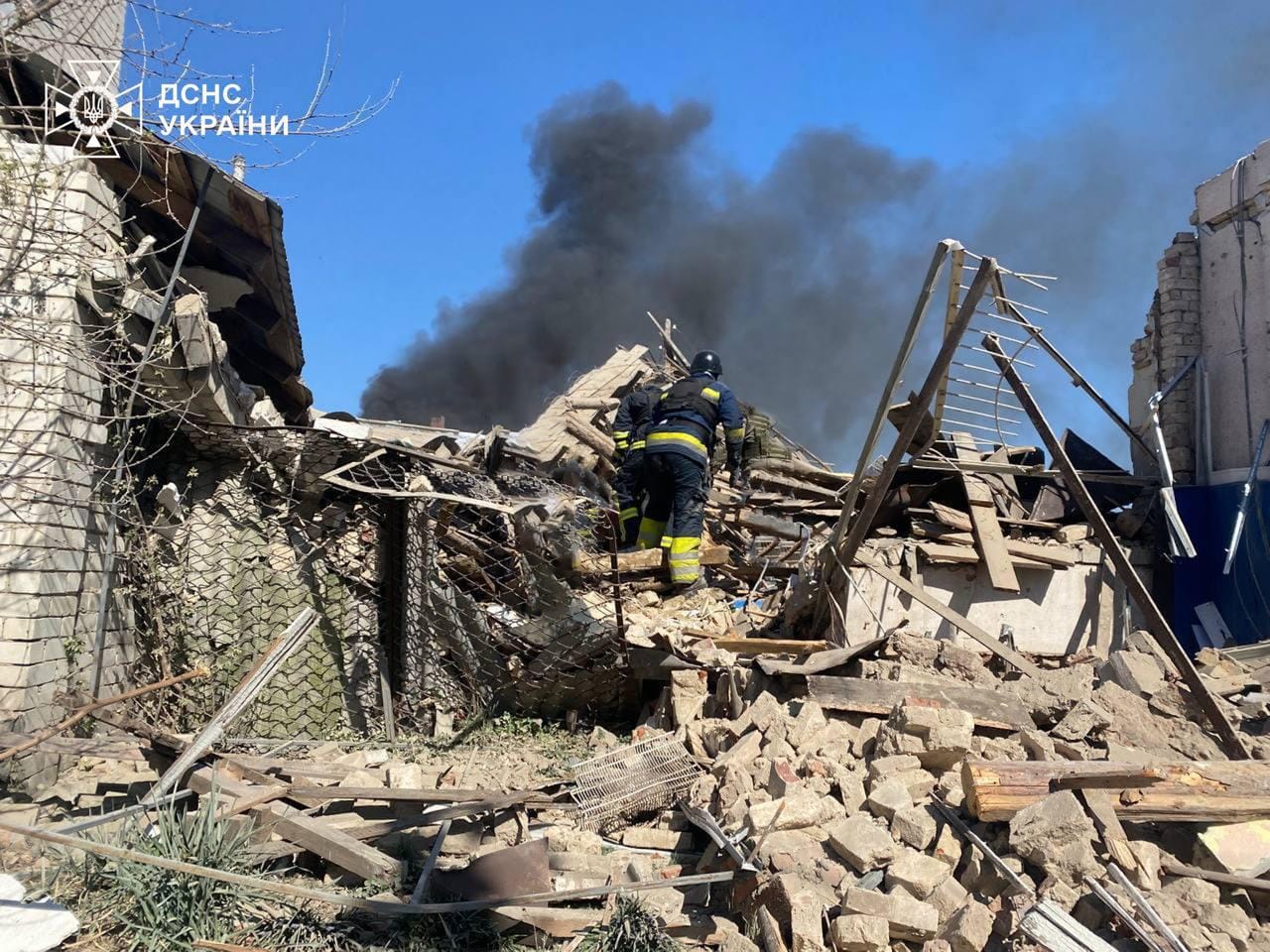Рятувальники Харківщини розбирають завали на місці удару в селі Липці