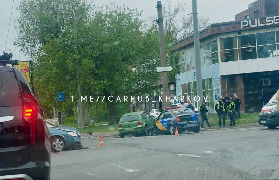 У Харкові автівка служби охорони потрапила в ДТП: один постраждалий