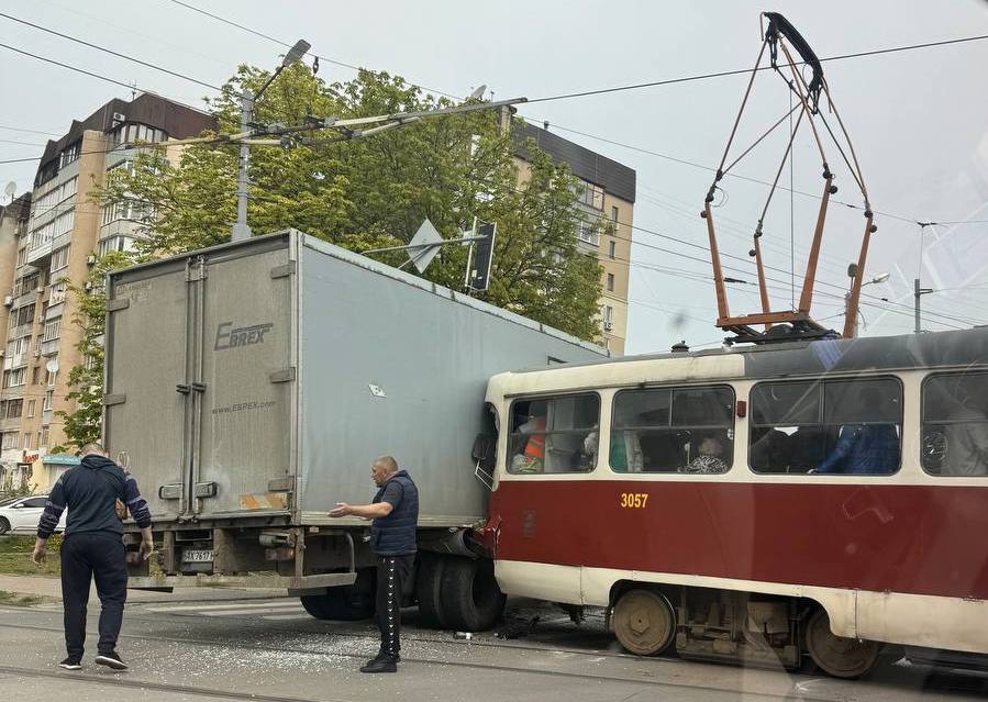 У Харкові трамвай протаранив фуру: є постраждалі (відео)