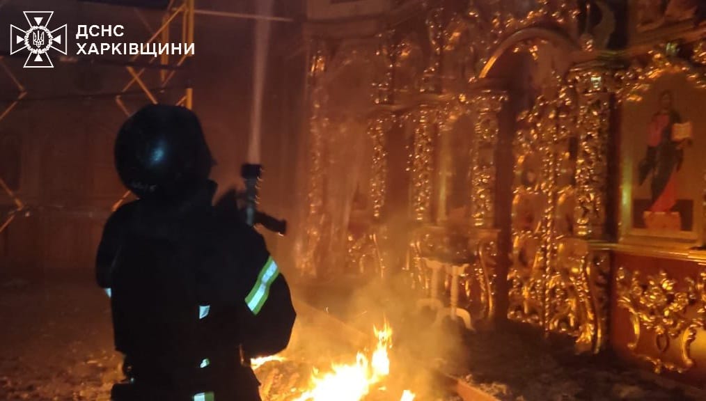Масштабні пожежі після обстрілу Вовчанська: горіли церква, будинок, кафе