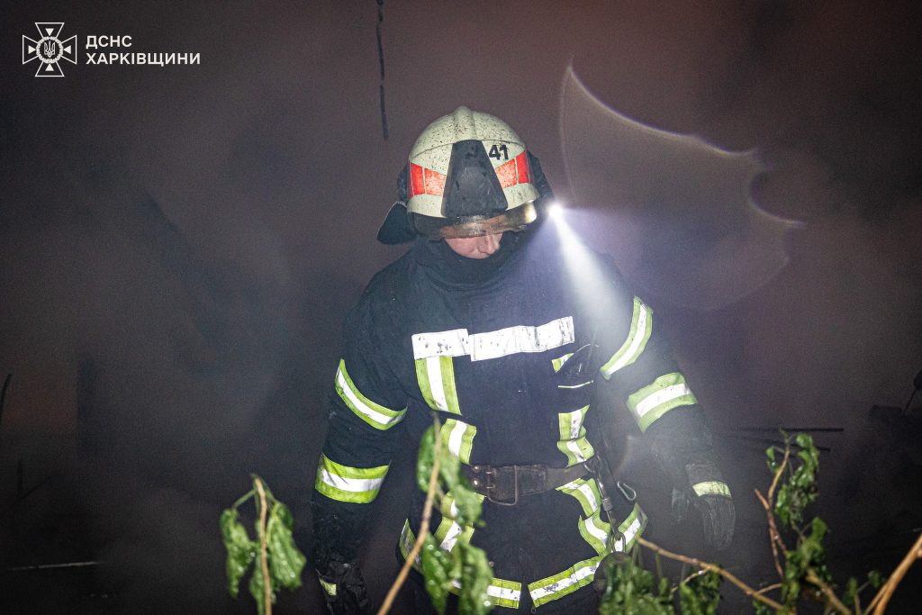 У Куп’янську рятувальники гасили пожежу під загрозою повторних обстрілів