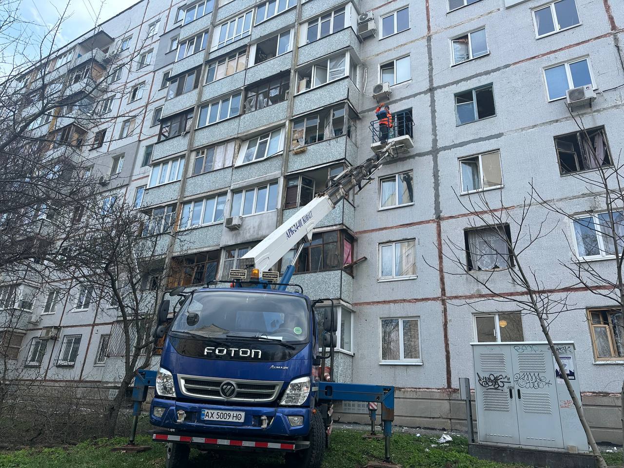 Харківські комунальники нарахували 3600 вибитих вікон після нічної атаки