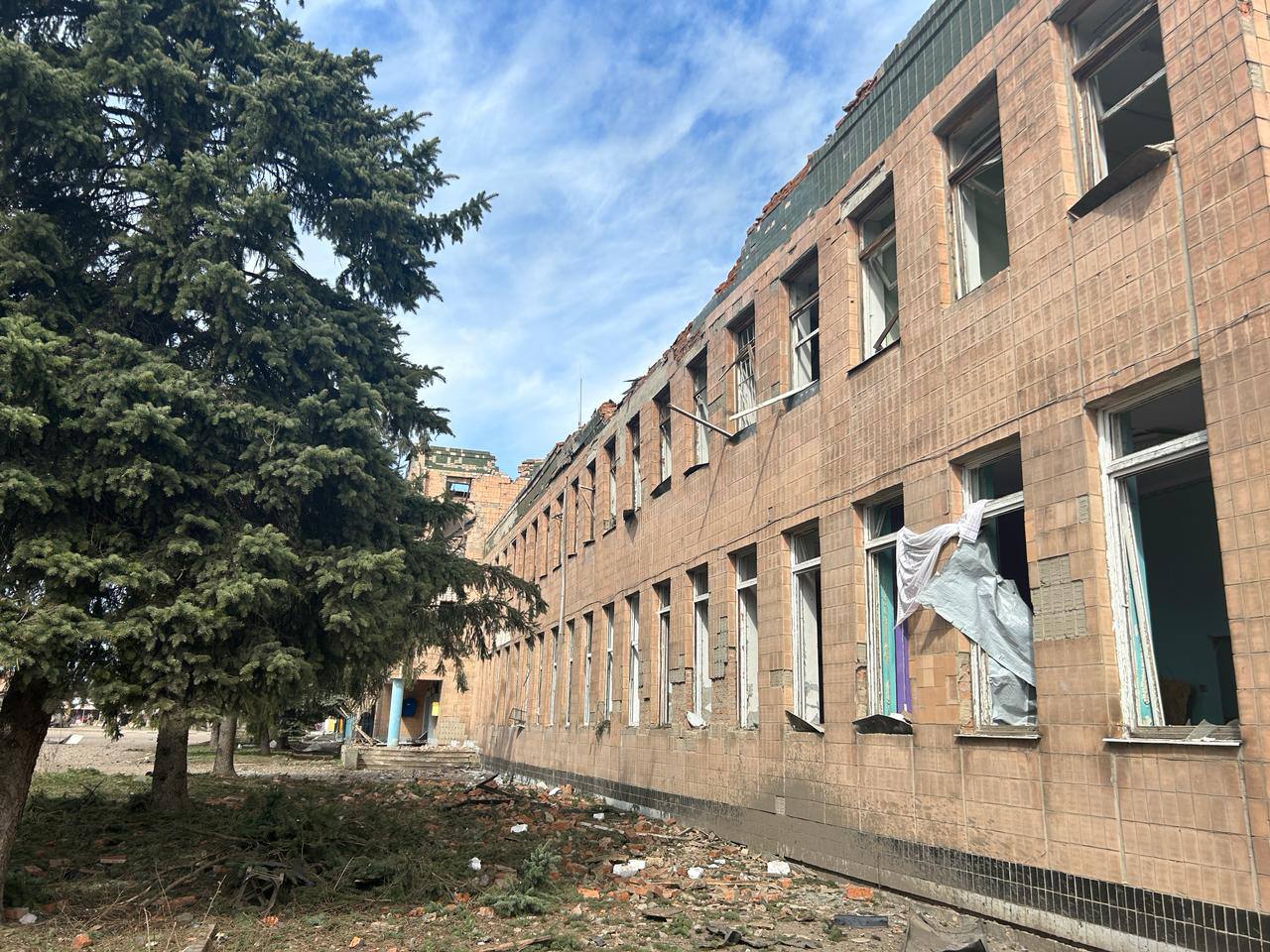 Росіяни скинули на будівлю «Укрпошти» на Харківщині КАБ
