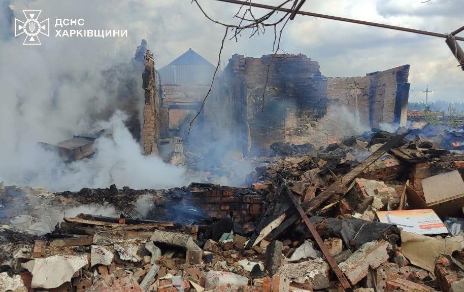 У Харківській області після ворожого обстрілу згорів будинок