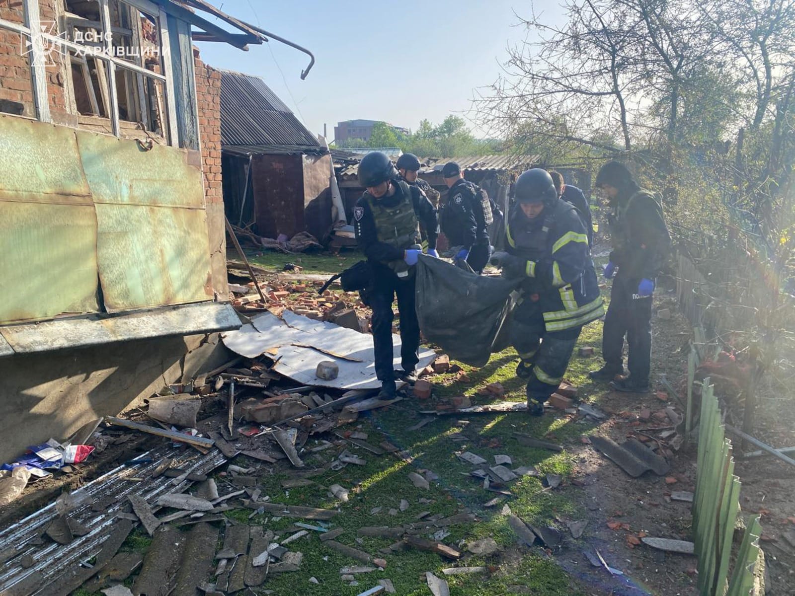 Рятувальники Харківщини ліквідували пожежу після обстрілів та розібрали завали зруйнованого будинку