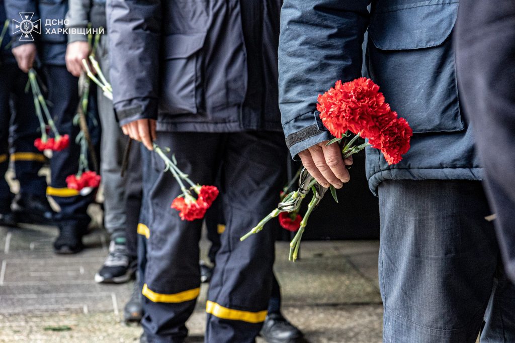 У Харкові попрощалися з рятувальниками, які загинули внаслідок повторного обстрілу