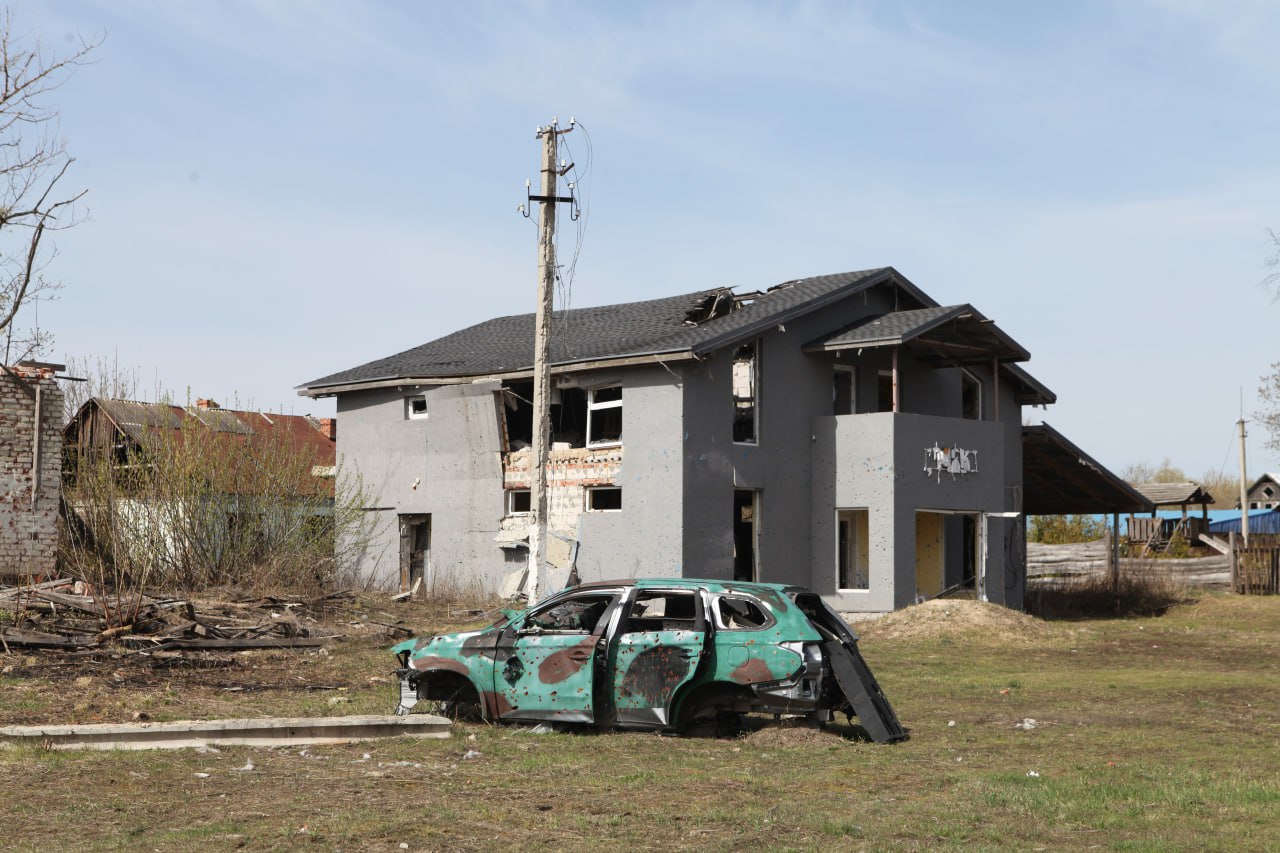 Харківські енергетики відновлюють електропостачання у зруйнованому на 90% селі