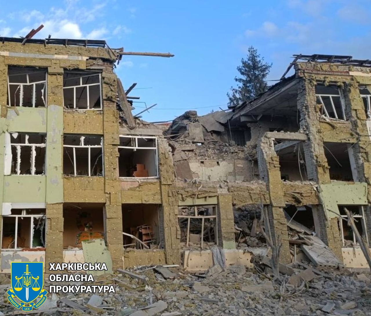 Війська рф зруйнували школу на Харківщині: били ракетами «Гром»