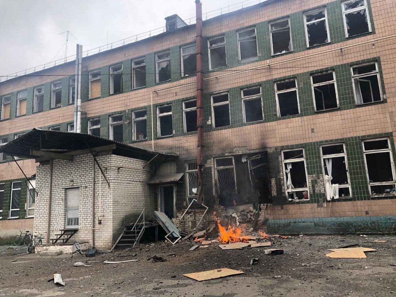 Наслідки ударів КАБами по «Укрпошті» на Харківщині
