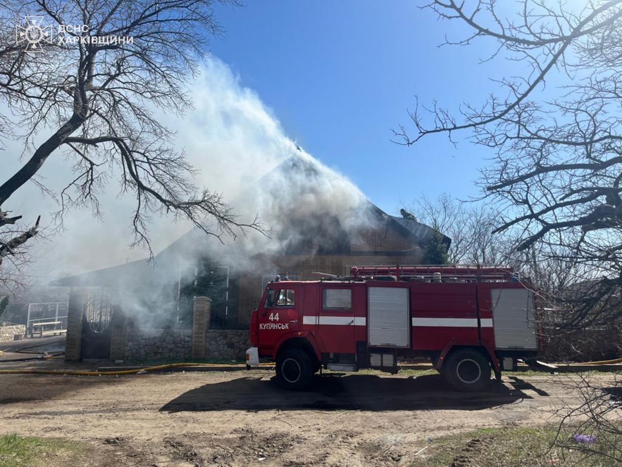 Рятувальники Харківщини загасили палаючий після обстрілу будинок