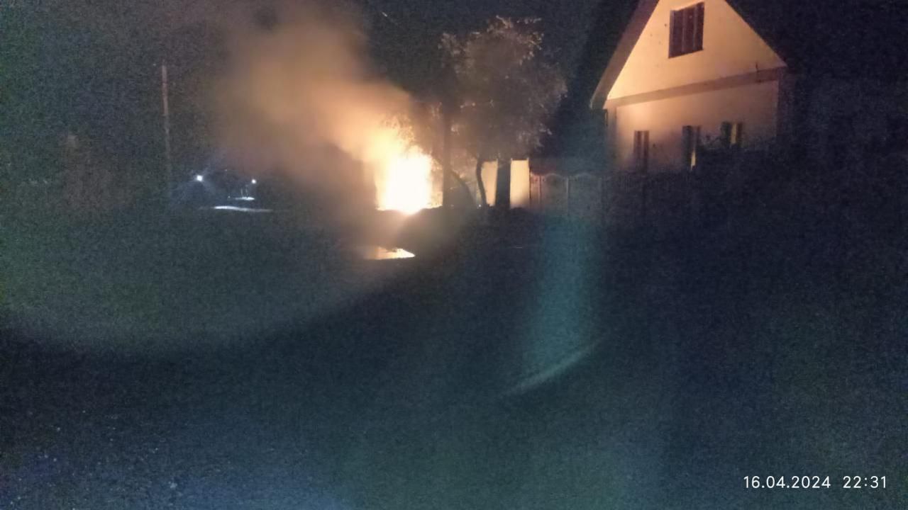 Дві пожежі після ворожих обстрілів ліквідували рятувальники Харківщини