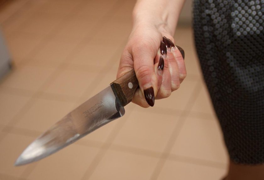 Харків’янка накинулась з ножем на співмешканця: застілля в Індустріальному районі