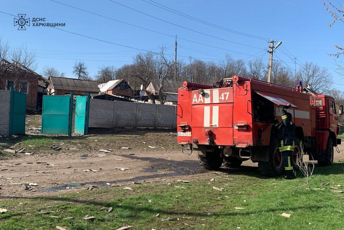 Внаслідок обстрілу Вовчанська спалахнув дах приватного будинку