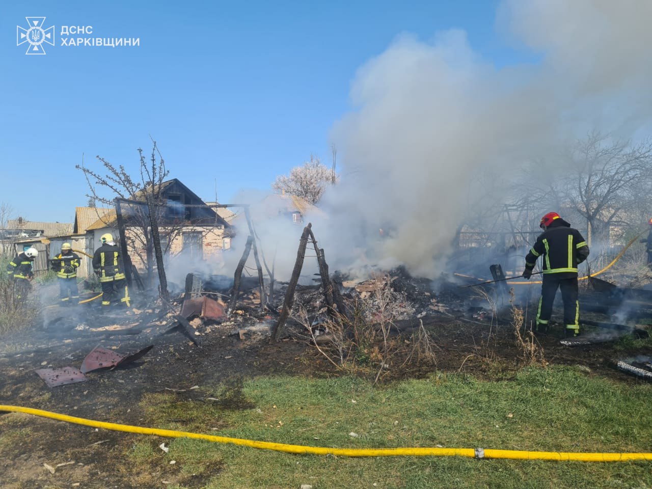 На Харківщині спалахнув будинок: рятувальники ліквідували пожежу