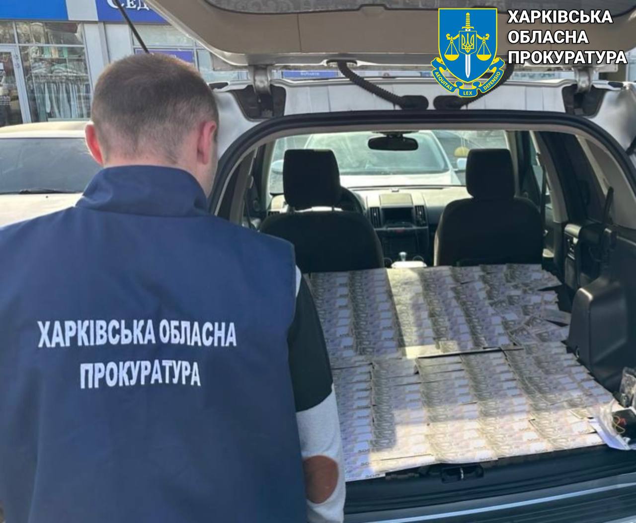 Вимагав 90 тис. грн за ненакладення арешту на майно підприємства: у Харкові затримали держслужбовця