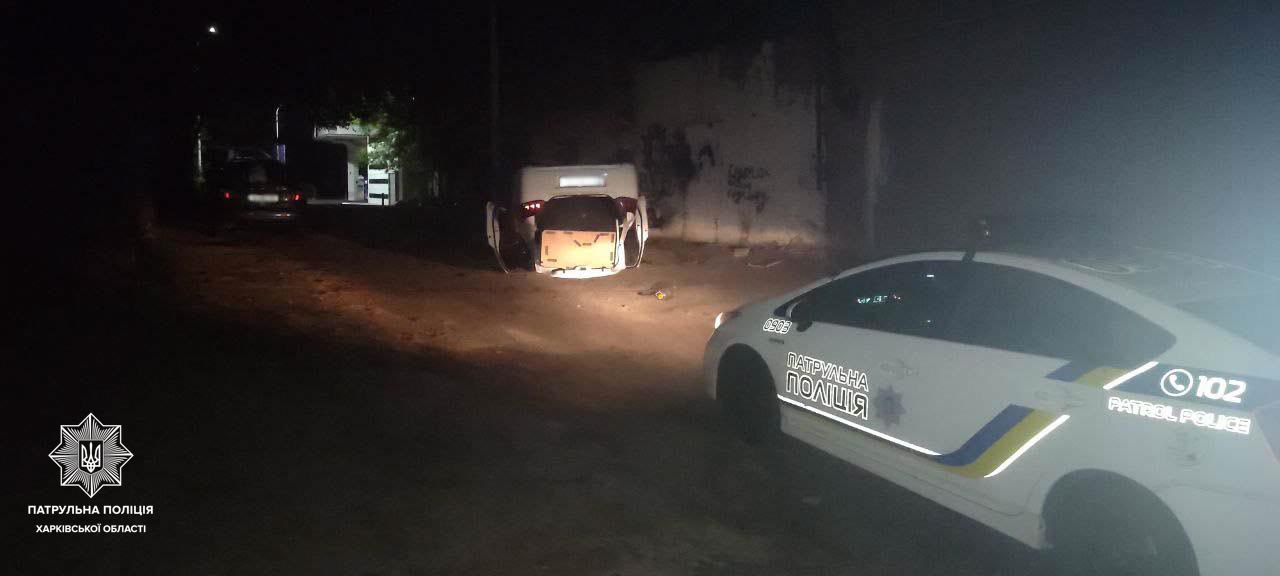 На Харківщині п’яний водій наїхав на бордюр – автівка перекинулася