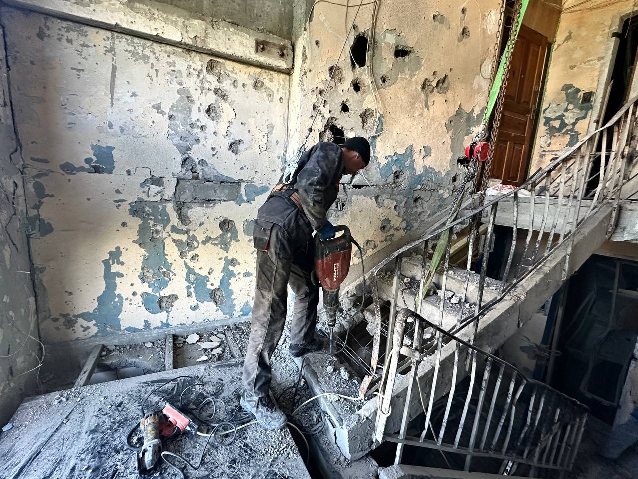 У Харкові на Північній Салтівці ремонтують пошкоджені обстрілами будинки