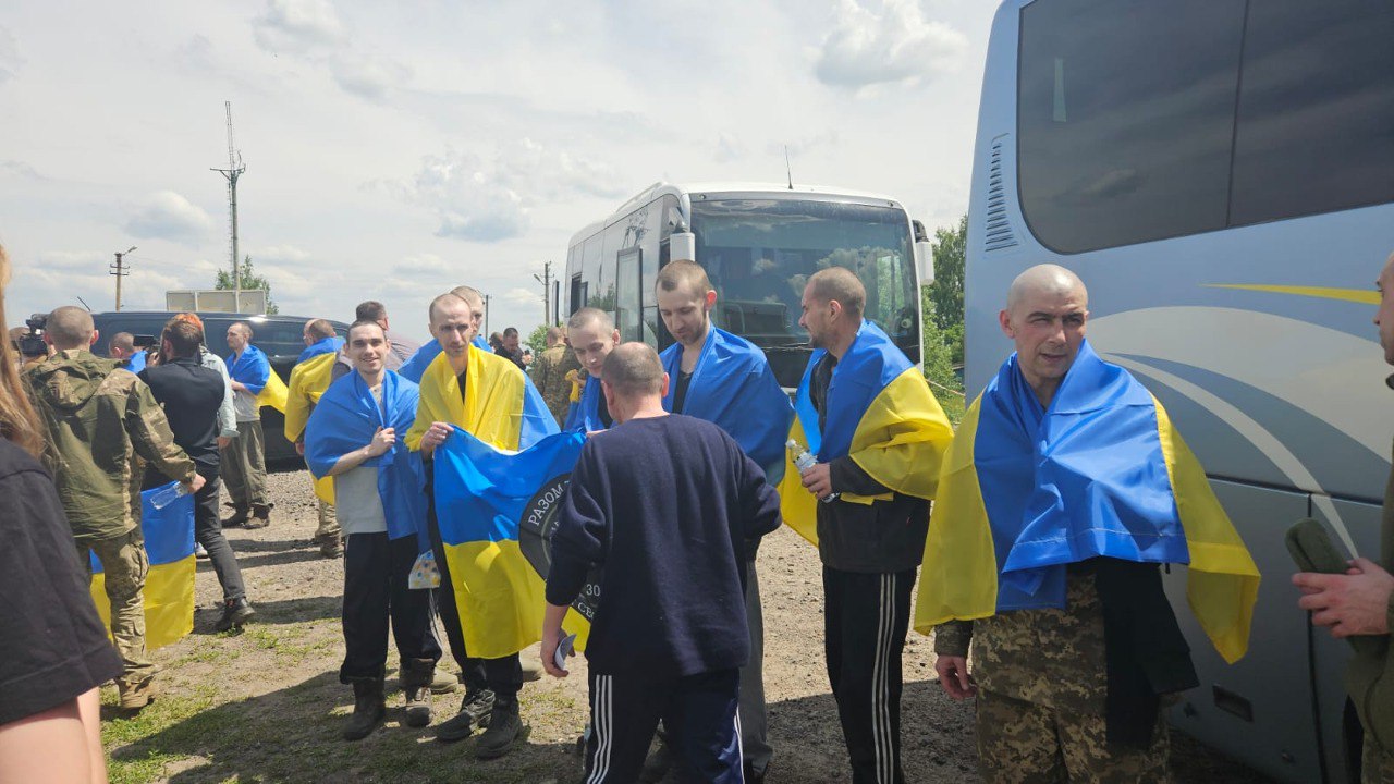 Україна повернула з полону 75 військових та цивільних