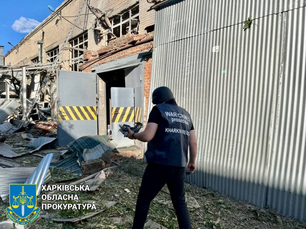 Правоохоронці показали наслідки авіаударів по підприємствам в Холодногірському районі Харкова 21