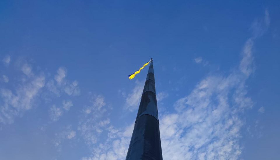 У Харкові через сильний вітер замінили прапор на головному флагштоку міста