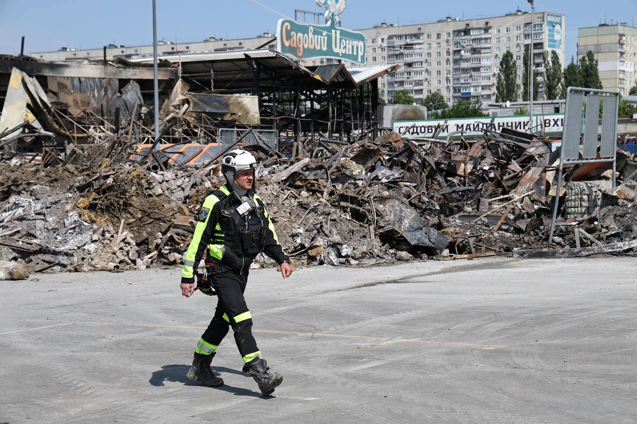 Опізнано 16 загиблих внаслідок удару по будівельному гііпермаркету у Харкові