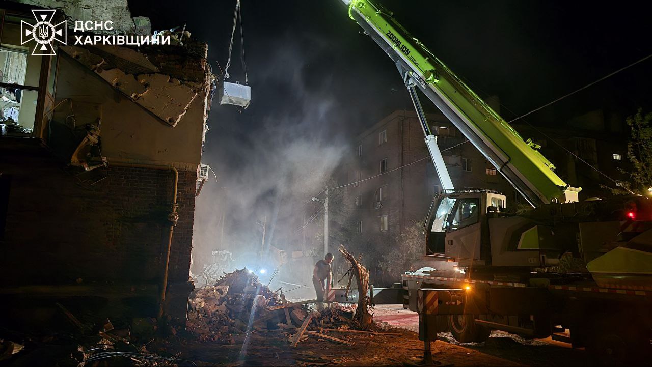 У Харкові в зруйнованій п’ятиповерхівці розбирають завали 55 рятувальників