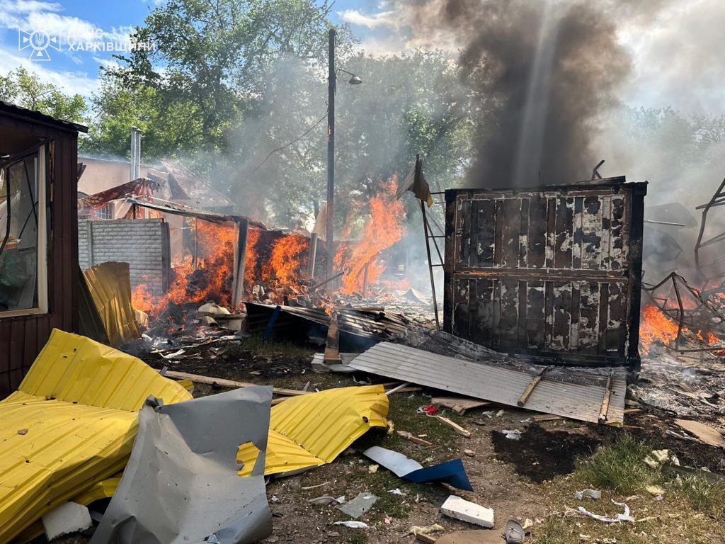 Масоване бомбардування селища Золочів на Харківщині: рятувальники показали наслідки