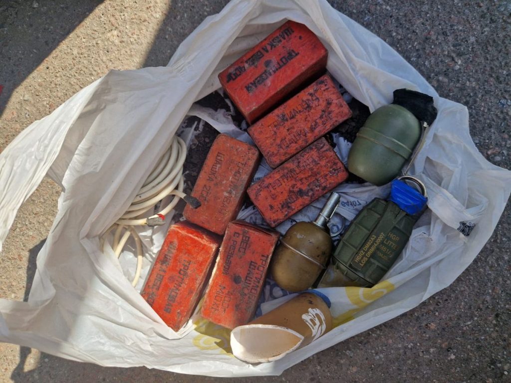 Пластид, тротил та гексоген: у Харкові на блокпосту в автівці знайшли 35 кг вибухівки 13