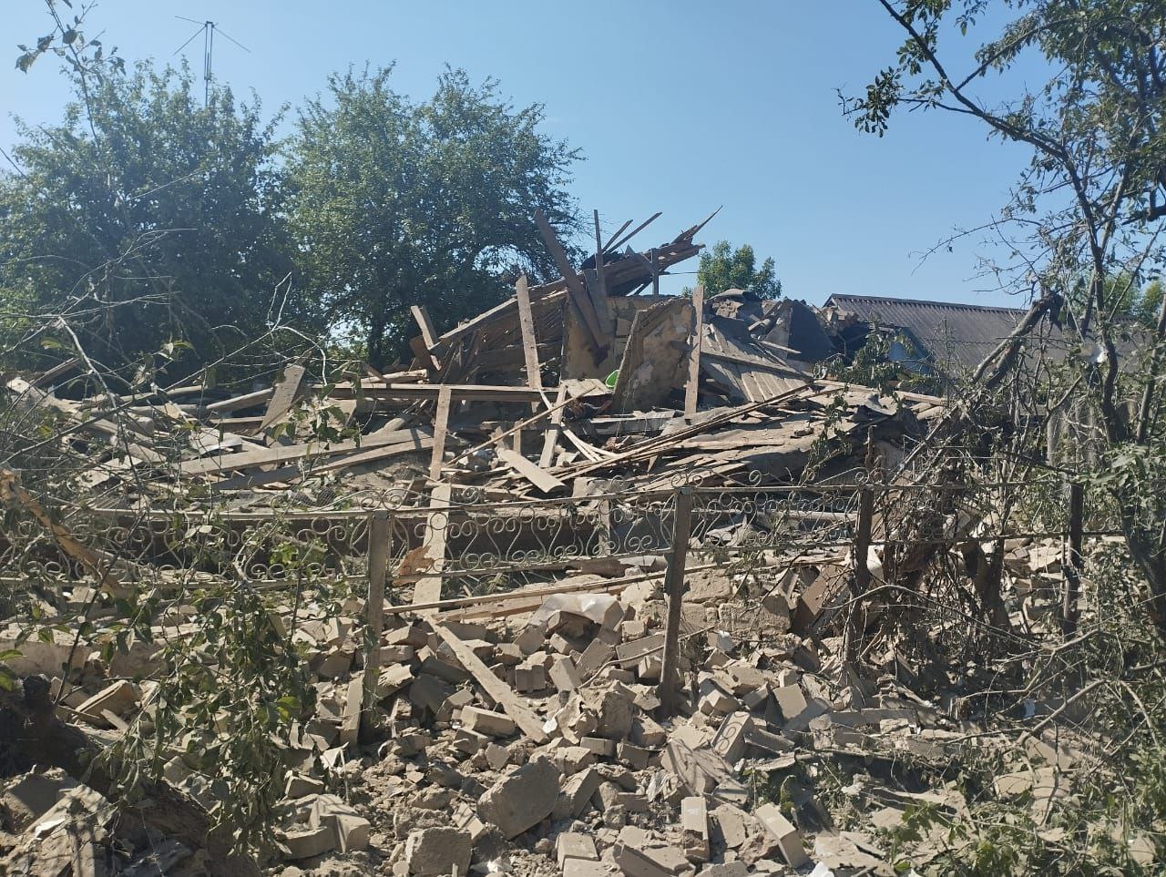 Удари дронами та мінометний обстріл: окупанти атакували прикордонне село на Харківщині