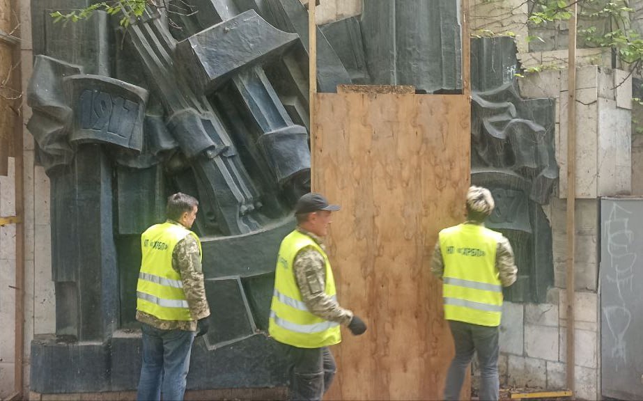 У Харкові продовжується демонтаж символіки СРСР