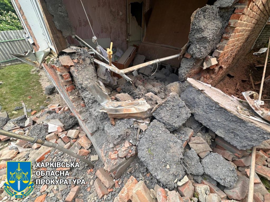 Окупанти завдали авіаудару по Харківському району: двоє постраждалих 9