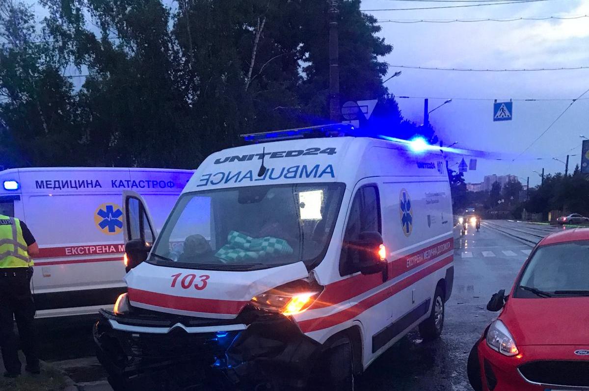У Харкові «швидка», яка транспортувала пораненого, потрапила в ДТП: є постраждалі