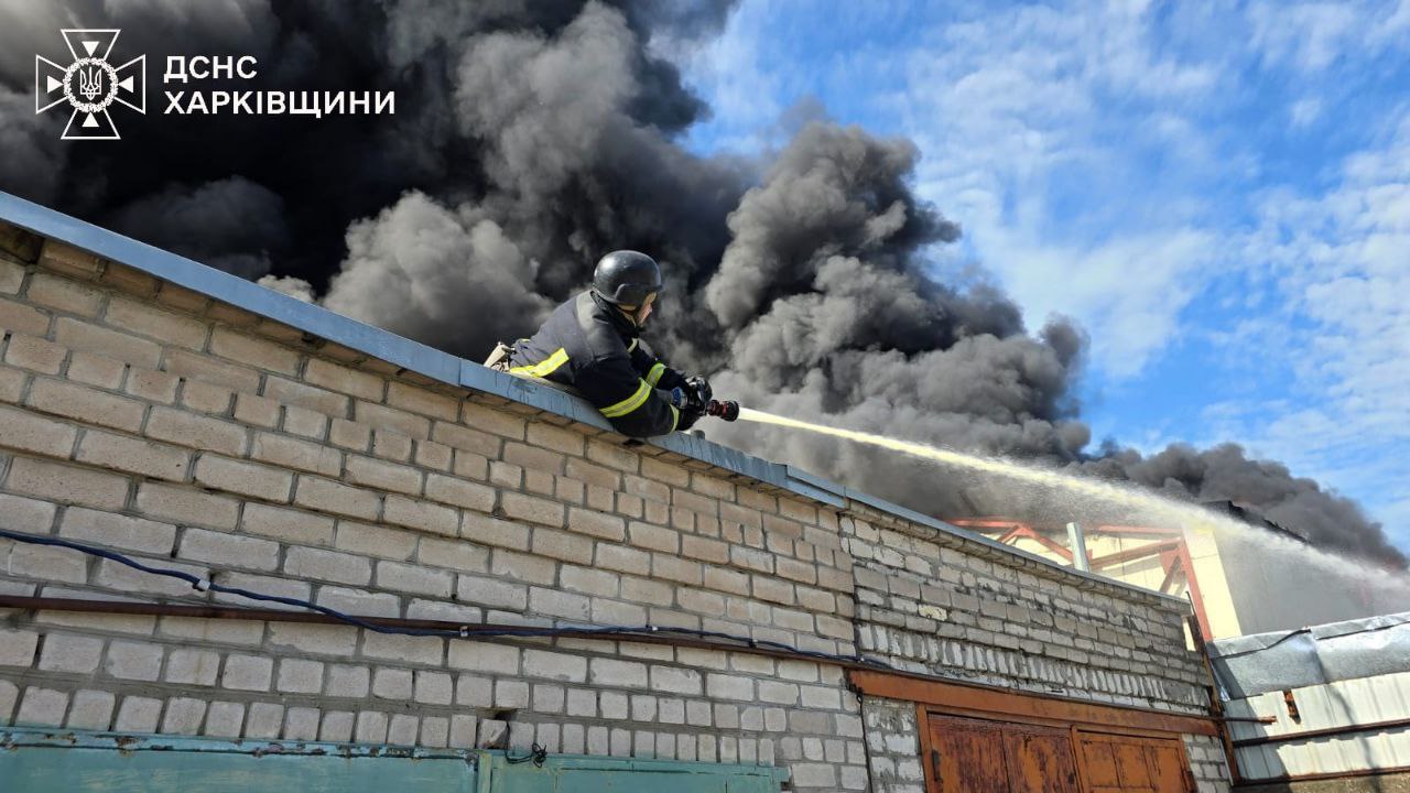 Ранкова пожежа у Харкові: до гасіння залучено 87 рятувальників
