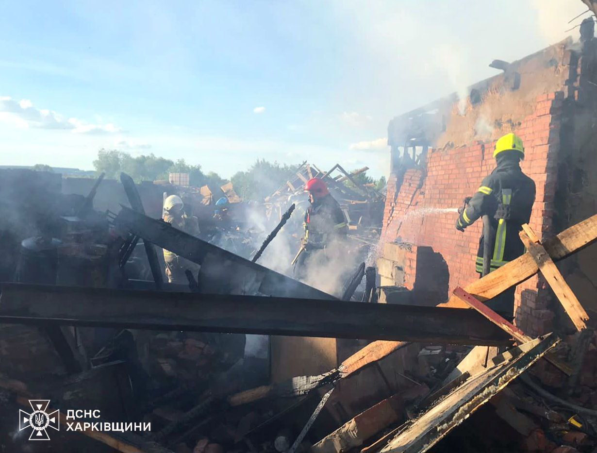 На Харківщині в селі Циркуни рятувальники ліквідували дві пожежі після авіаударів рф