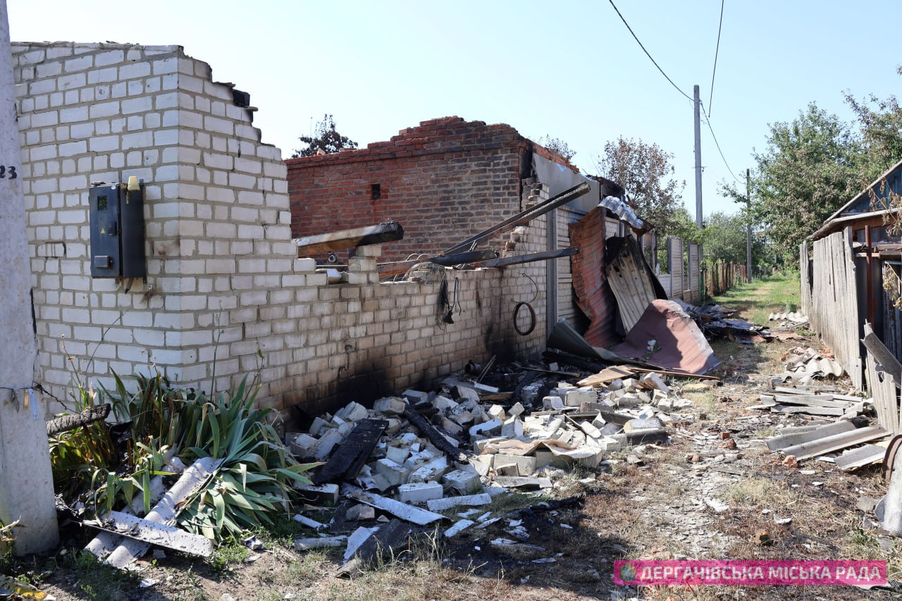 Щонайменше 14 ударів з артилерії завдали окупанти по селищу Слатине на Харківщині: наслідки