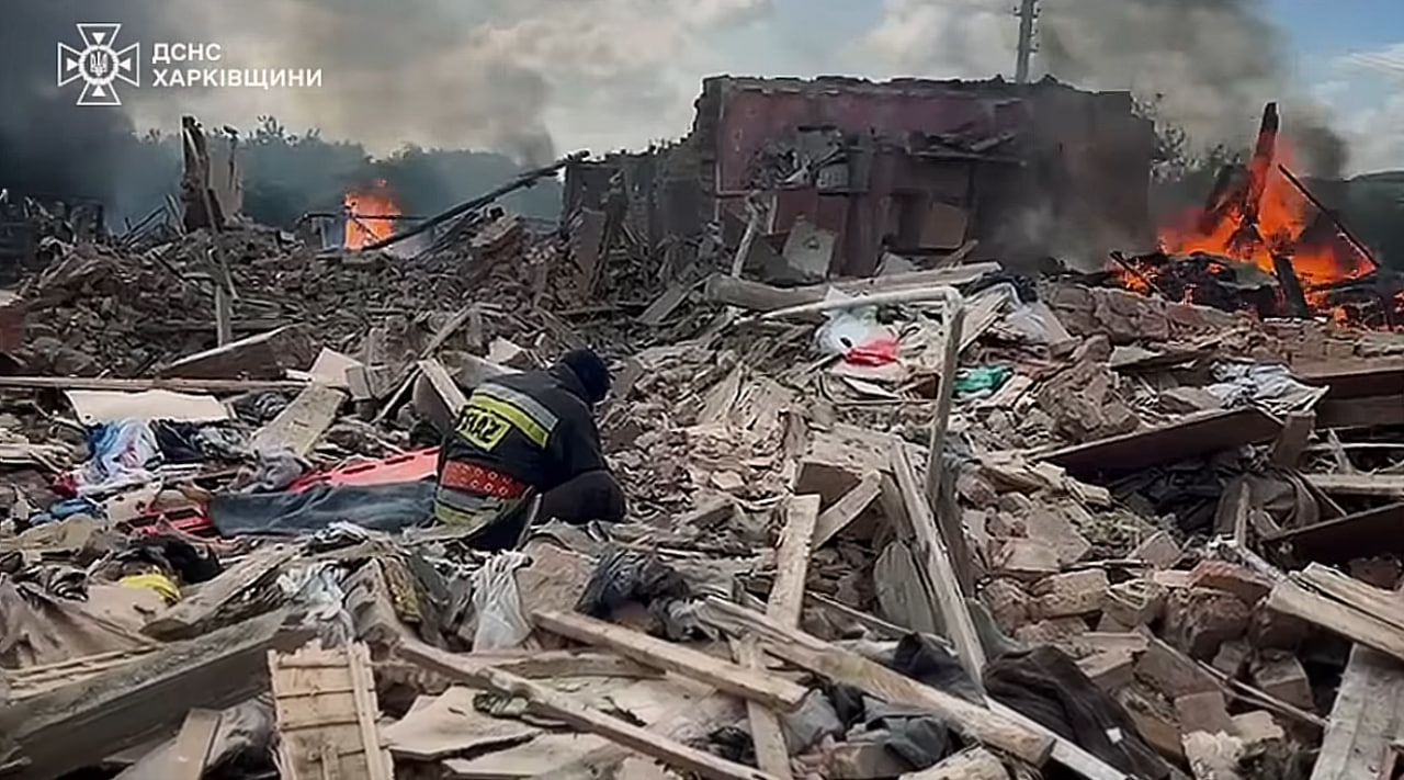 На Харківщині рятувальнику довелося гасити пожежу у власному будинку: дружина загинула, дитина в лікарні