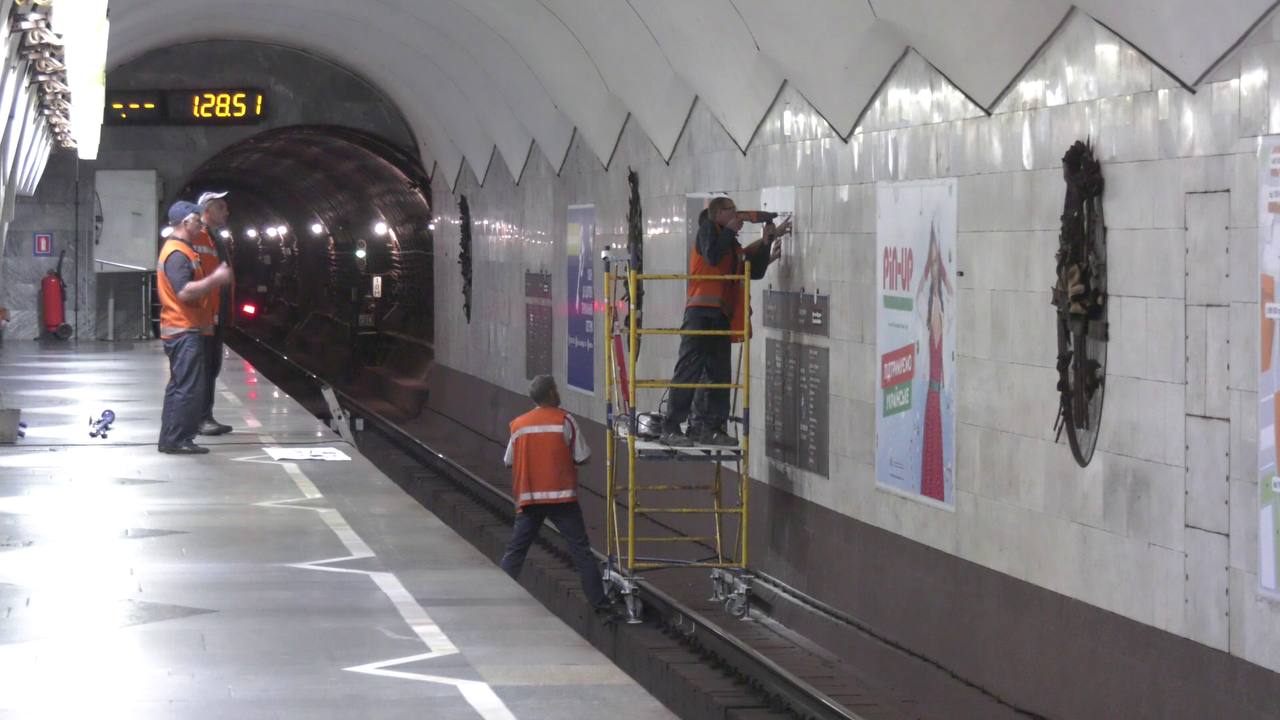 У харківському метро на станції «Ярослава Мудрого» встановлюють нову назву