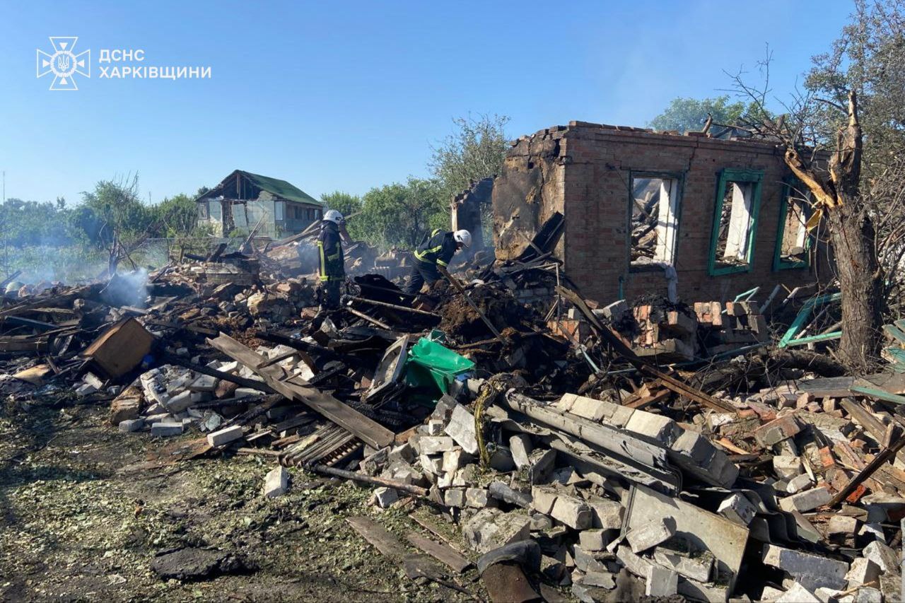 Удар авіабомбами по селищу Борова на Харківщині: 4 пожежі та загиблий