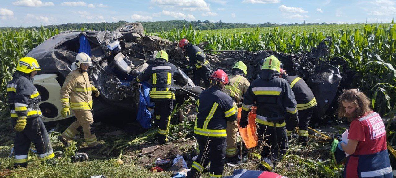 На Рівненщині автоцистерна зіткнулася з маршруткою: 14 людей загинуло