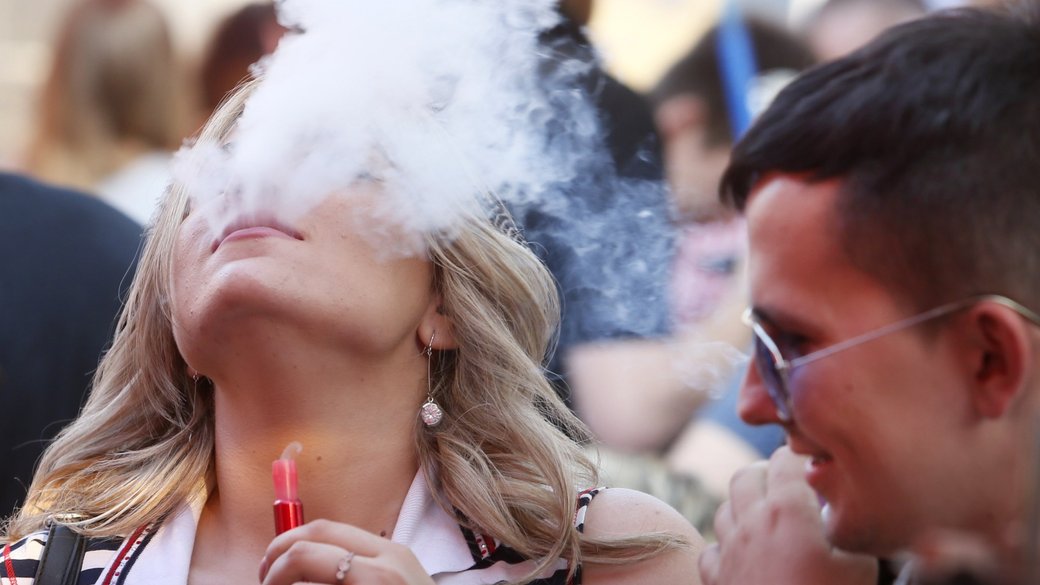 З 11 липня в Україні заборонений продаж ароматизованих цигарок і електронних сигарет