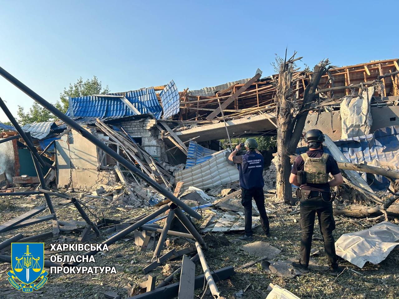 Правоохоронці зафіксували наслідки ворожого авіаційного удару по Боровій на Харківщині