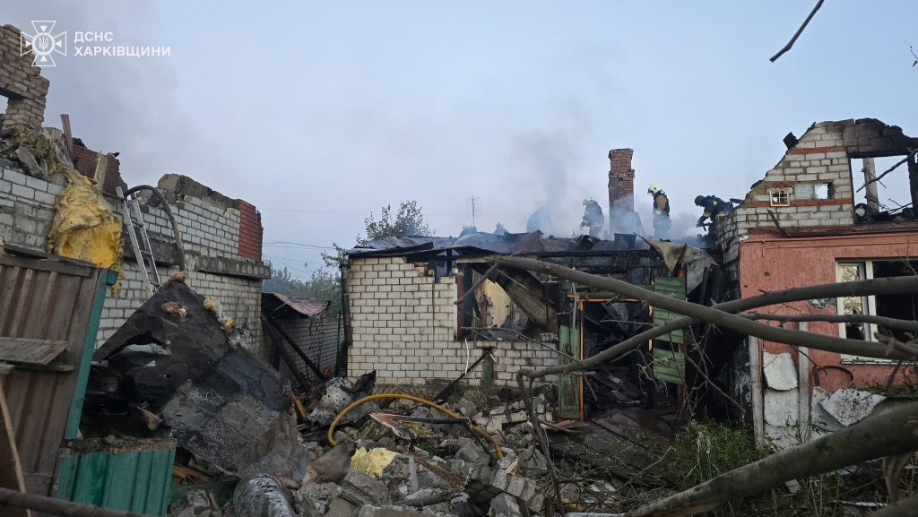 Рятувальники ліквідували пожежі після ракетних ударів по Харкову та Чугуєву