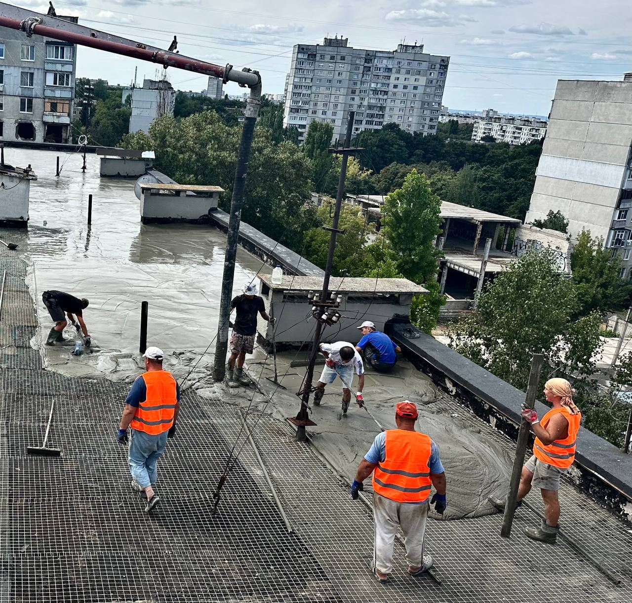 У Харкові на Салтівці відновлюють пошкоджену обстрілами багатоповерхівку