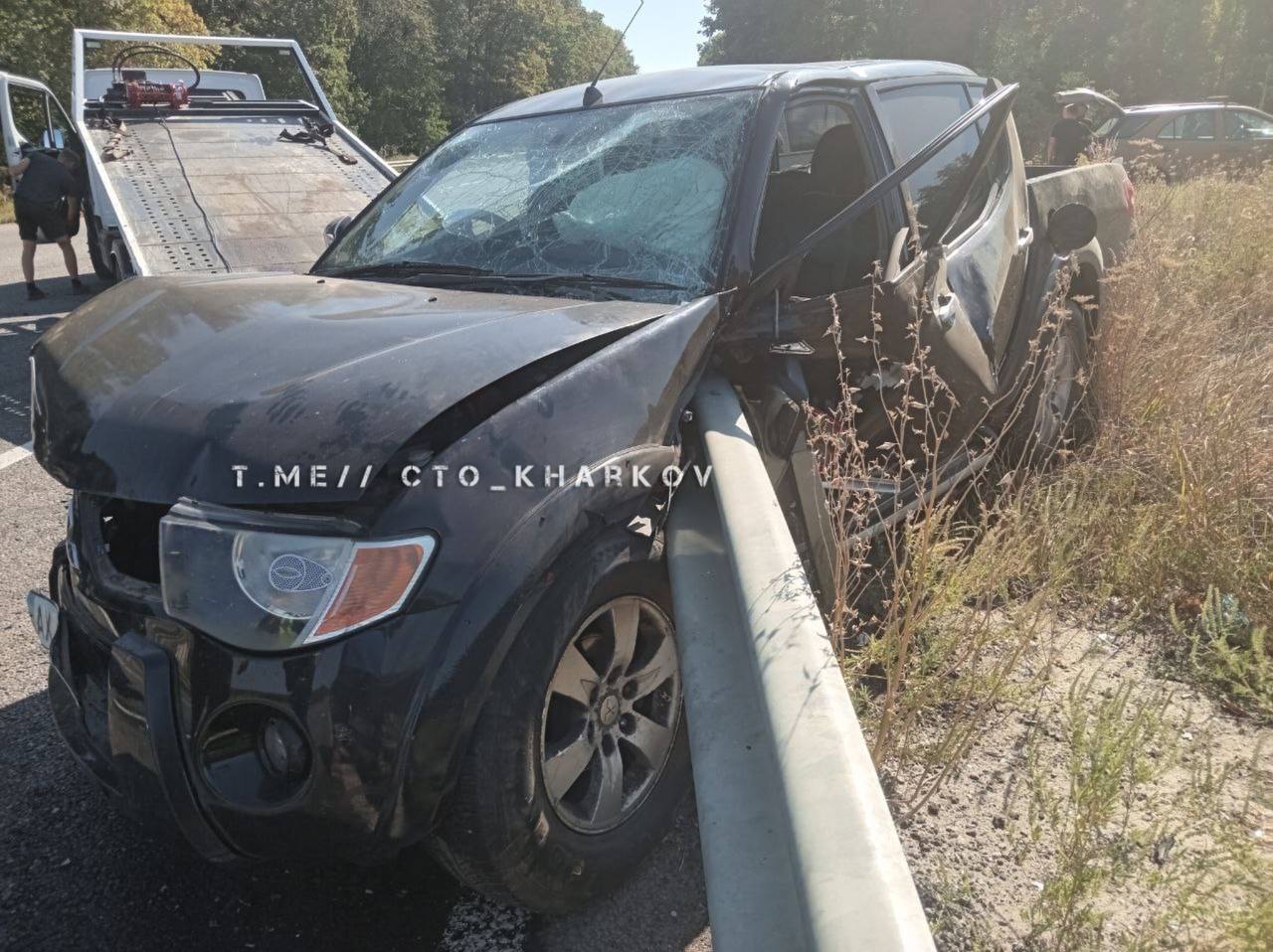 У Харкові на окружній позашляховик нанизався на відбійник