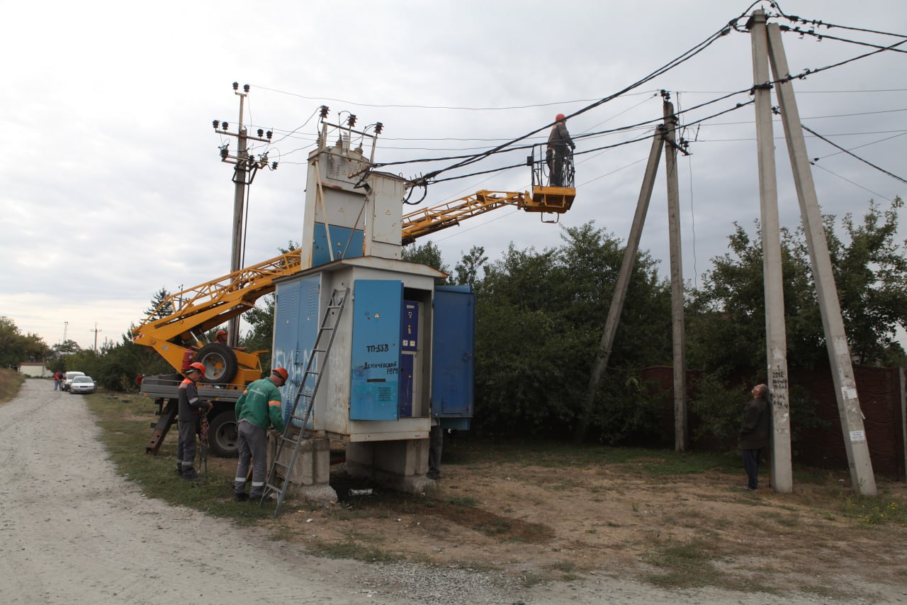 Енергетики відремонтували пошкоджене обстрілом енергообладнання під Харковом